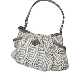 Vera Wang shoulder bag w/ silver chain hardware. Two exterior pockets. Tan/brn